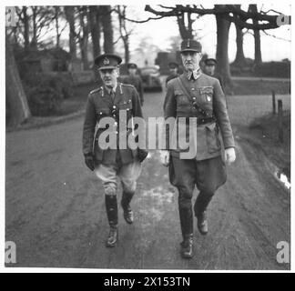 NORWEGISCHER BEFEHLSHABER BESUCHT SCHOTTISCHES HAUPTQUARTIER – Lieut-General Sir R. Carrington, GOC.Scottish Command und Generalmajor Fleischer, Befehlshaber der norwegischen Streitkräfte in Schottland, British Army Stockfoto