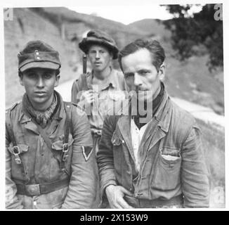 ITALIEN: ACHTE ARMEE - "Wir lebten von Nüssen und 29-Pfünder-Granaten", so Willi Labush aus Homburg (links) und Whilhelm Wolf aus Frankfurt Main (rechts) zwei Gefangene, die von den britischen Truppen gefangen wurden Stockfoto