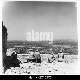 PREMIERMINISTER BESUCHT DIE ACHTE ARMEE - Premierminister und General Alexander beobachten den Angriff der britischen Armee Stockfoto