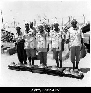 DAS LEBEN IN Einem LIBYSCHEN GEFANGENENLAGER - Gefangene stehen neben ihrem Kit, zur Inspektion, britische Armee Stockfoto