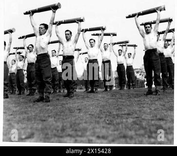 DEMONSTRATIONSPROBE FÜR DIE KAMPAGNE „SALUTE THE SOLDIERS“ – einige der Schützen des Anti-Aircraft Command machen während einer Probe der britischen Armee ihre Muschelheben-Übungen Stockfoto