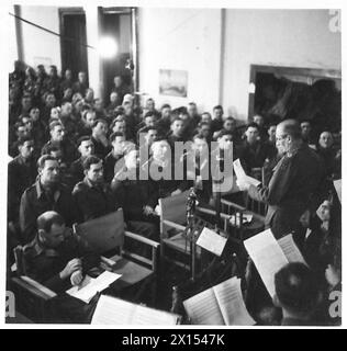 FELDMARSCHALL MONTGOMERY NIMMT SEINE WEIHNACHTSBOTSCHAFT AUF: Feldmarschall Montgomery nahm mit seinen Truppen an einem Gottesdienst in einem Dorf irgendwo an der Westfront Teil und übergab ihnen seine Weihnachtsbotschaft. Die Sendung wurde vom B.C. aufgezeichnet und wird in einem XAMS Eve-Programm ausgestrahlt. Diese Fotos zeigen, wie der C-in-C seine Botschaft vorliest, British Army, 21st Army Group Stockfoto