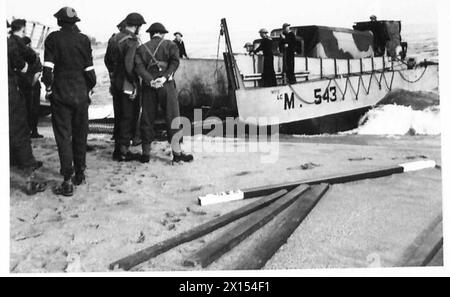 DIE OPERATION FACKEL, NOVEMBER 1942 - Truppen eines Regiments der Royal Air Force warten darauf, einen LKW vom LCM 543 Landungsboot zu entladen, nachdem sie am Strand von Surcouf, 32 Meilen östlich von Algier, am 9. November 1942 Royal Air Force, ausgestiegen sind Stockfoto