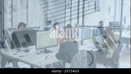 Abbildung von Diagrammen und Datenverarbeitung bei verschiedenen Kollegen, die Computer und Headsets im Büro verwenden Stockfoto