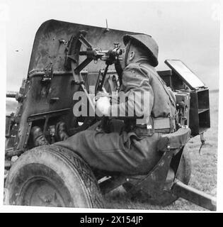 DIE 2-PDR. PANZERABWEHRKANONE (MARK III) - die Geschützschicht, die die Kanone gesichtet, britische Armee Stockfoto