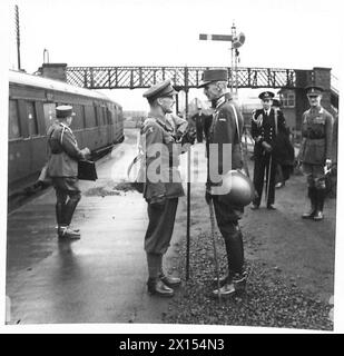 KÖNIG HAAKON BESUCHT NORWEGISCHE TRUPPEN - König Haakon wird von Lieut-General A.F.A.N. Thorne, GOC-in-C., schottisches Kommando, bei Ankunft der britischen Armee begrüßt Stockfoto