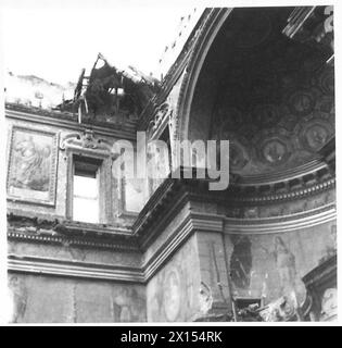 ITALIEN : FÜNFTE ARMYDAMAGED KULTURGEBÄUDE IN NEAPEL - Szene in der Palastkapelle, britische Armee Stockfoto