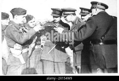 DER BESUCH DES DUKE OF GLOUCESTER IN EAST ANGLIA - H.R.H., der eine Karte während eines Besuchs der „E“-Truppe des 53. Feldregiments der britischen Armee inspiziert Stockfoto