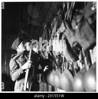 Truppen der 1. Polnischen Gewehrbrigade überprüfen ihre Ausrüstung in ihren Quartieren in Cupar, Schottland, und repräsentieren das häusliche und soziale Leben in den Jahren 1940 bis 1947. Stockfoto
