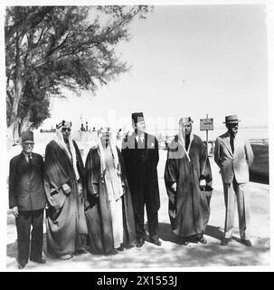 FÜHRUNG DURCH DIE HRH EL EMIR MANSUR IBN SAUD - HRH Emir Mansur bin 'Abd al-'Aziz mit dem Gouverneur von Suez, Stockfoto