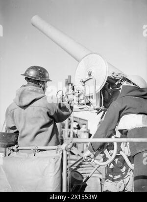 ZERSTÖRER AUF SEE. AN BORD DER HMS KIPLING AUF SEE, OKTOBER 1940. - 4' Pistole der HMS KIPLING wird gleich feuern Stockfoto