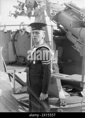 Able Seaman Lawrence Hodgson vom Minensucher Halcyon trägt am 28-29. Juni 1943 in Londonderry seine RNVR-Medaille für lange Dienste und gutes Verhalten. Fotografisches negativ. Stockfoto