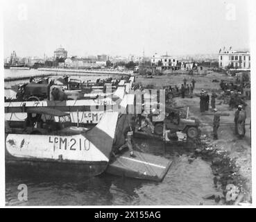 GRIECHENLAND : BRITISCHE TRUPPEN KOMMEN NACH SALONIKA - Transport von Landungsbooten an Land, britische Armee Stockfoto