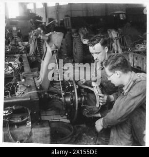 DIE KÖNIGLICHEN ELEKTRO- UND MASCHINENBAUINGENIEURE BEI DER ARBEIT - neue Bremsbeläge der British Army einbauen Stockfoto