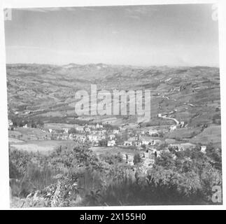 FÜNFTE ARMEE : VERSCHIEDENE - (SCHLIESSEN SIE SICH AN) der Blick nördlich von den Hängen des Mount Gatta über die kleine Stadt Castiglione Dei Pepoli, die man 19200/201 gesehen hat. Diese Stadt ist etwa ein Drittel des Weges durch die Appenines, und der höchste Kamm entlang dieser Autobahn ist etwa eine Meile (1,6 km) zurück. Zwischen Bologna und Bologna gibt es jedoch noch viel mehr Grate, die von der S.S. Division in diesem Sektor stark verteidigt werden Stockfoto