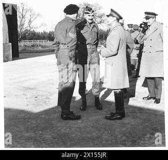 M. DER KÖNIG BESUCHT INVASIONSTRUPPEN - seine Majestät spricht mit Sergeant Candow von der 8. Husaren British Army Stockfoto