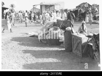 FÜHRUNG DURCH HRH EL EMIR MANSUR IBN SAUD - die Gruppe der Seeleute des Marinesportals auf dem Jeddah Markt Stockfoto