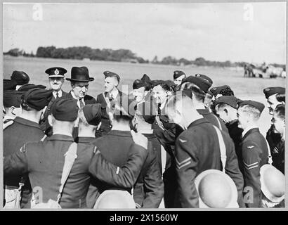 Der australische Hochkommissar besucht die australische Kampfgeschwader der RAF, trifft sich mit Personal und beobachtet die Aktivitäten der Geschwader. Stockfoto