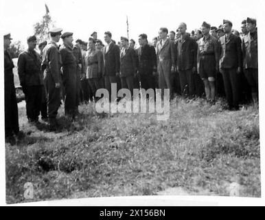 DIE VERTRIEBENEN-LAGER IN DEUTSCHLAND - Feldmarschall Montgomery inspiziert Personal des polnischen Vertriebenen-Lagers in Haldern, einem Bezirk von Rees. Feldmarschall Bernard Montgomery besuchte das Gebiet des 1. Korps (Rhede, Deutschland) und besuchte verschiedene Sehenswürdigkeiten, darunter ein polnisches Flüchtlingslager in Haldern, die permanente Rheinbrücke bei Rees und ein russisches DP-Lager bei Hamminkeln, Montgomery, Bernard Law Stockfoto