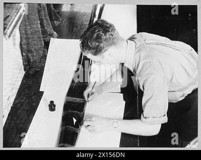 Das RAF-Bodenpersonal bereitet einen Bomber für den Flug vor, einschließlich Handhabung und Kippen der Folie nach dem Trocknen im Rahmen von Vorflugverfahren. Stockfoto