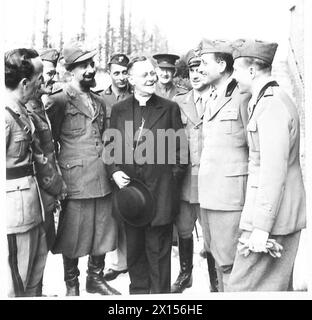 APOSTOLISCHE DELEGIERTE IN GROSSBRITANNIEN BESUCHEN ITALIENISCHE GEFANGENE – den Erzbischof mit einigen der italienischen Offiziershäftlinge British Army Stockfoto