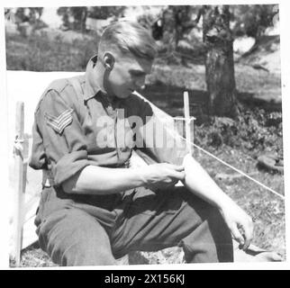 5. ARMEE: ANZIO BRÜCKENKOPF IM KAMPF GEGEN MALARIA - CPL. Kerly rollt seine Ärmel herunter, um so viel Haut wie möglich zu bedecken Stockfoto