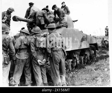 ITALIEN: FÜNFTER ARMYBRITISH-SEKTOR - Männer der Hampshires steigen in einen Sherman-Panzer, um zu sehen, wie es funktioniert Stockfoto