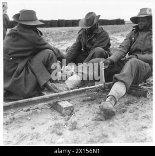 BECHUANAS IM PIONIERKORPS - Bechuanas bauen eine Stadtbahn in ihrem Lager. Die meisten von ihnen haben diese Art von Arbeit in Bergbaulagern in Südafrika der britischen Armee geleistet Stockfoto