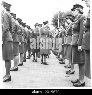 D.A.T.S. UNTER IHREN ATS - Chief Controller J. Knox, CBE, DATS, inspiziert ATS auf der Parade der Britischen Armee Stockfoto