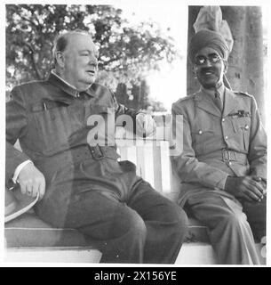 Winston Churchill trifft Oberstleutnant Sir Sikander Hyat Khan, KBE, in den Gärten der britischen Botschaft in Kairo, wo er diplomatische und militärische Diskussionen während des Zweiten Weltkriegs vertritt Stockfoto
