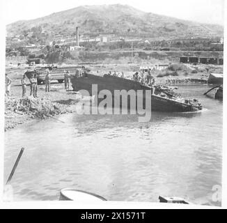 INVASION ITALIENS: AMPHIBIEN DER 8. ARMEE VERSORGEN UNSERE INVASIONSTRUPPEN - Eine 'Ente', die im Hafen von Reggio ins Wasser eindringt, um die Vorräte von wartenden Schiffen der britischen Armee zu laden Stockfoto