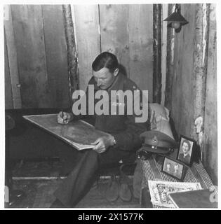 5. ARMEE: 78 DIVISION COMMANDER AT WORK - auf seinem Bett sitzt der General auf einer Karte der britischen Armee Stockfoto