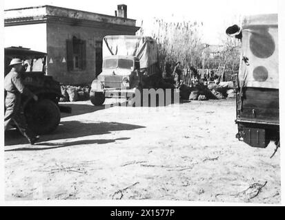 FÜNFTE ARMEE : DAS POSTAMT DER ARMEE IM ANZIO-BRÜCKENKOPF - Ein Blick außerhalb des A.P.O. zeigt LKWs, die mit der Post der britischen Armee ankommen und abfahren Stockfoto