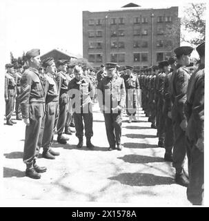 LORD MAYOR OF LONDON ÜBERREICHT BUGGLOCKENFRAGMENTE Einer LONDONER DIVISION – dem Lord Major, der Männer eines Bataillons der britischen Armee des Essex Regiments inspiziert Stockfoto