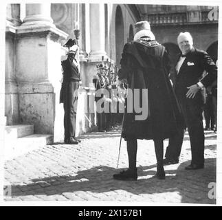Premierminister Winston Churchill kommt im Vatikan in Rom an und wird vom Zeremoniemeister begrüßt. Die britische Armee ist anwesend. Stockfoto