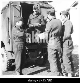 NORDAFRIKA : BEOBACHTERGESCHICHTE - die Teammitglieder diskutieren das Wochenprogramm mit Lieut. K.A. Richards von 20 Lindis Farmen, Forest Side, Worcester Park, Surrey British Army Stockfoto