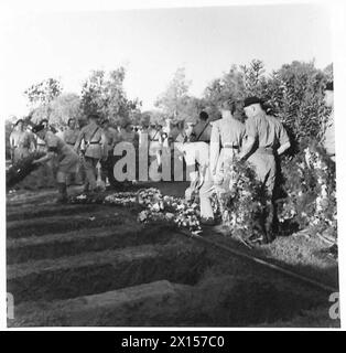 Die Beerdigung von vier Offizieren, Major General V.V. Pope, Brigadiers R.E. Russell und E.S. Unwin und Captain G.R. Amery, fand auf dem britischen Friedhof in Old Cairo statt. Stockfoto