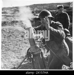 AUSBILDUNG FRANZÖSISCHER FREIWILLIGER IN NORDAFRIKA - Schnellfeuer auf einen britischen Mörser durch eine französische Freiwillige britische Armee Stockfoto