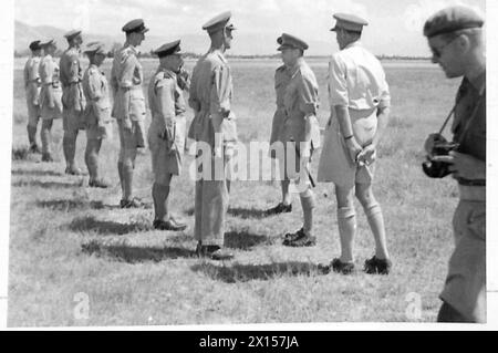 Seine Majestät der König besucht die Achte Armee auf dem Perugia Flugplatz und trifft dort auf hochrangige Offiziere, darunter Lieut. General McCreery, Air Vice Marshal W.F. Dickson, Major General G.F. Walsh, Brigadier W.H. Stratton und Wing Commander H.S.L. Dundas, mit einer Einführung durch General Leese. Stockfoto