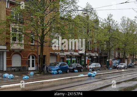 Gent, Belgien. April 2024. Bei stürmischem Wetter in Gent am Montag, den 15. April 2024, werden Müllsäcke auf die Straßen geblasen. BELGA FOTO JAMES ARTHUR GEKIERE Credit: Belga News Agency/Alamy Live News Stockfoto