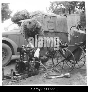 ILLUSTRATIONEN FÜR GESCHICHTEN VON CAPTAIN MCINTOSH OBSERVER OFFICER - 15. SCHOTTISCHE DIVISION - L/CPL. L.G.Thomas aus Cardiff, S. Wales, startet den Motor aus einer alten Wasserpumpe, auf seiner selbstgemachten Autosprühmaschine British Army, 21st Army Group Stockfoto