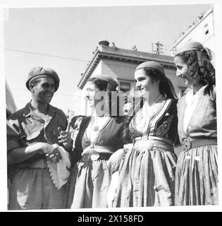 DIE GRIECHISCHE REGIERUNG KEHRT NACH GRIECHENLAND ZURÜCK – Ein britischer Tommy mit drei griechischen Mädchen in der britischen Armee Stockfoto