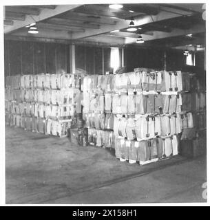 Zinnballen werden in einem Tanklager in Neath für die Dosenproduktion mit einem Gewicht von jeweils einer Tonne gestapelt. Stockfoto