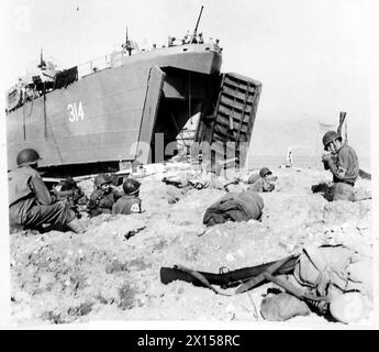 ITALIEN: FÜNFTE ARMEE LANDET IN SALERNO BAY, SÜDLICH VON NEAPEL - eine amerikanische Signalabteilung arbeitet in ihren Gräben am Strand im Hintergrund eine weitere L.S.T. bei der Entladung der britischen Armee Stockfoto