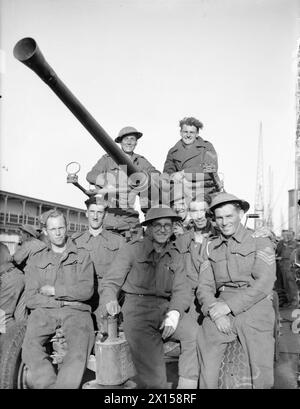 DIE BRITISCHE ARMEE IM VEREINIGTEN KÖNIGREICH 1939-45 – Eine 40mm Bofors-Geschützcrew am Kai von Southampton kehrte während der Evakuierung der britischen Truppen aus Cherbourg am 19. Juni 1940 aus Frankreich zurück Stockfoto