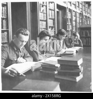 Polnische und britische Studenten der 1. Polnischen Schützenbrigade studieren an der Universitätsbibliothek St. Andrews und reflektieren das akademische und soziale Leben während des Krieges. Stockfoto