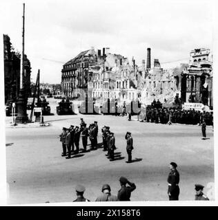 Feldmarschall Montgomery inspiziert und führt Investiturzeremonien für russische Generäle durch, während die britische Armee anwesend ist. Stockfoto