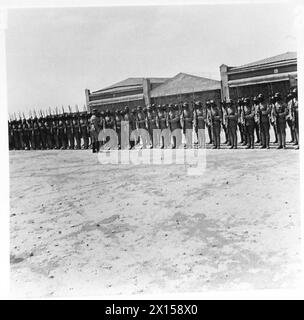 DIE POLNISCHE ARMEE IM NAHEN OSTEN, 1942-1943 – Prinz Heinrich erhielt einen enthusiastischen Empfang von polnischen Flüchtlingen aus der Sowjetunion in Teheran. General Mieczysław Boruta-Spiechowicz, der Kommandant der polnischen Armee im Nahen Osten, befindet sich links im nahen Hintergrund. Im weiteren Verlauf seiner ausgedehnten Reise durch den Nahen Osten besuchte Prinz Heinrich, der Herzog von Gloucester, Bagdad, Habbaniya, Teheran und Basra. Diese Bilder zeigen Prinz Heinrich, der Bagdad verlässt und indische Truppen, irakische Abgaben, Offiziere und Männer seines eigenen Regiments, die 10. Husaren, Einheiten der polnischen Armee im Nahen Osten A inspiziert Stockfoto