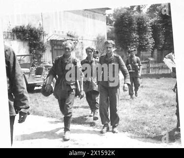 DEUTSCHE KRIEGSGEFANGENE: Deutsche Gefangene, die während der Kämpfe in der Normandie gefangen genommen wurden und in einem Kriegsgefangenenkäfig der britischen Armee, 21. Armeegruppe ankommen Stockfoto