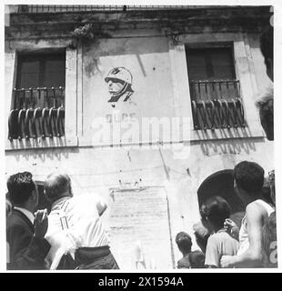 FREIE MEINUNGSÄUSSERUNG AUF ITALIENISCHEM BODEN NACH 21 JAHREN - Porträts von Mussolini in allen sizilianischen Städten und Dörfern wurden heute einer der schwersten Barrads DES Krieges ausgesetzt, als nach der Ankündigung des Untergangs des HERZOGS Eier, faule Früchte und Tomaten auf seinem Gleichnis ad-lib British Army geregnet wurden Stockfoto